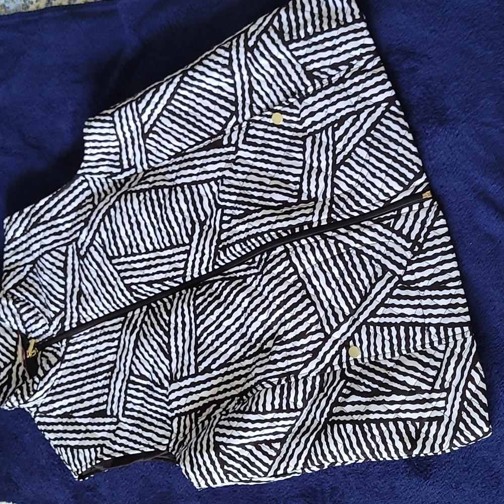 Alia Abstract Geometric Print Vest with Gold Accents Sz16